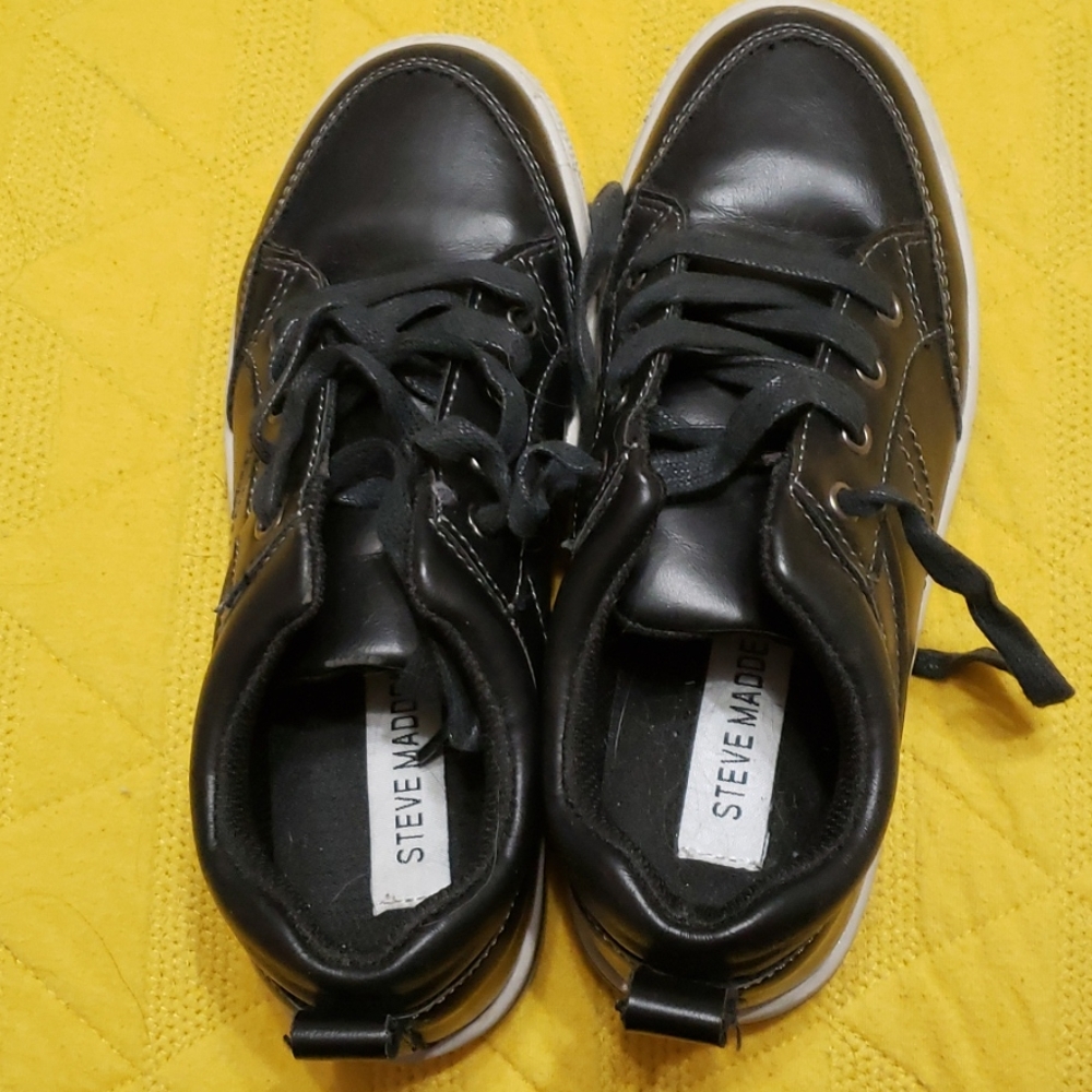 Steve Madden boys tennis shoes